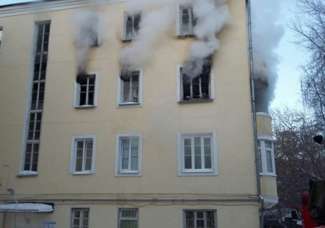 Новый Регион: В Екатеринбурге на ВИЗе горит квартира в жилом доме, жителей эвакуируют (ФОТО)
