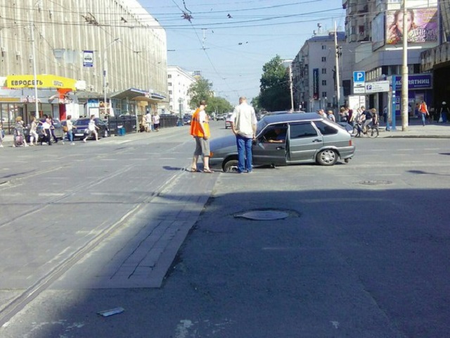 Новый Регион: В центре Екатеринбурга легковушка нырнула в открытый люк (ФОТО)