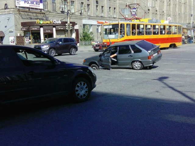Новый Регион: В центре Екатеринбурга легковушка нырнула в открытый люк (ФОТО)