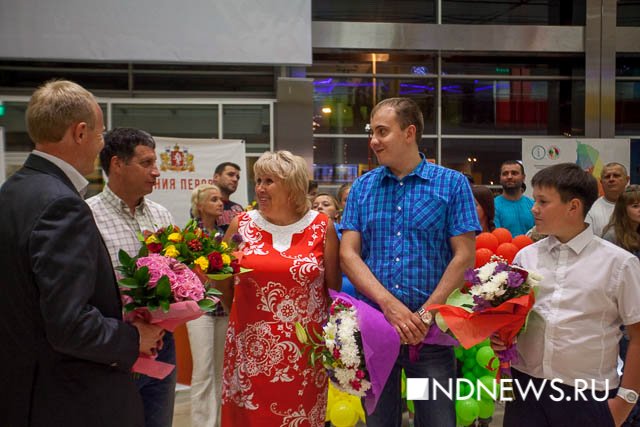 Новый Регион: Со слезами, цветами и плакатами, – в Кольцово встретили олимпийскую чемпионку Рио Ксению Перову (ФОТО)