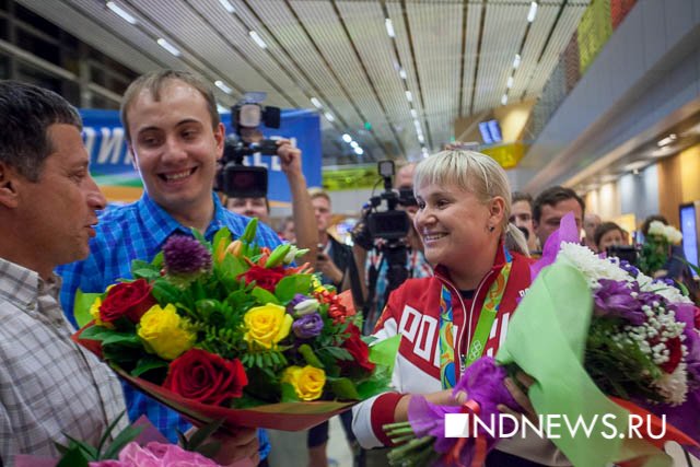Новый Регион: Со слезами, цветами и плакатами, – в Кольцово встретили олимпийскую чемпионку Рио Ксению Перову (ФОТО)