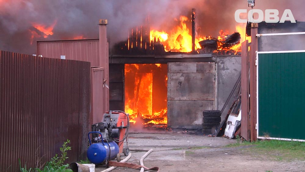 В Екатеринбурге сгорели два частных дома (ФОТО)