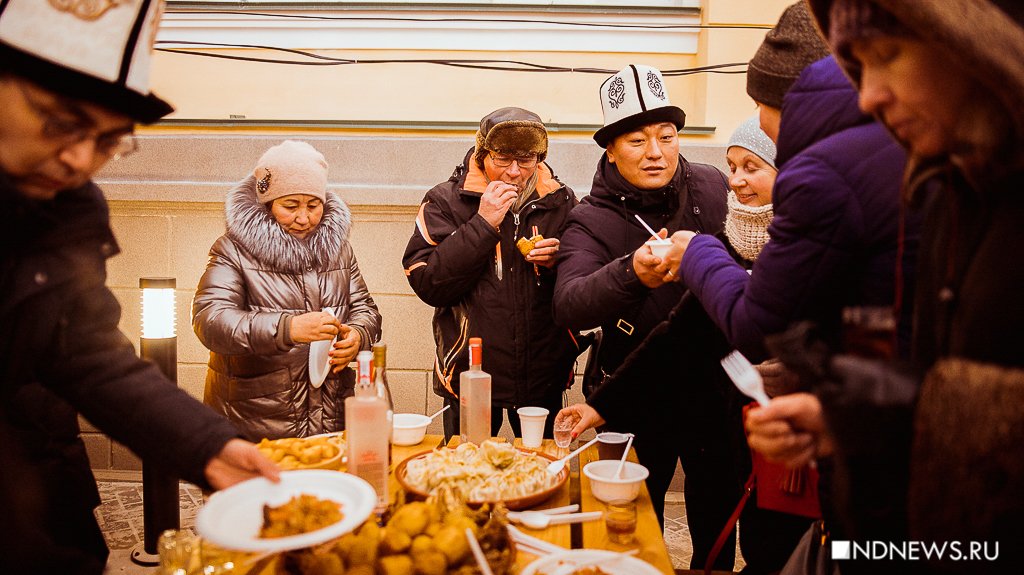 Луковый суп, равиоли, плов и штоллены. Что попробовать на рождественской уличной ярмарке (ФОТО)