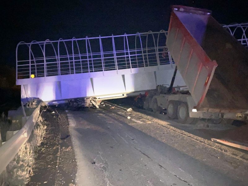 Новый День: На трассе Пермь – Екатеринбург рухнул пешеходный мост. Есть жертвы (ФОТО)