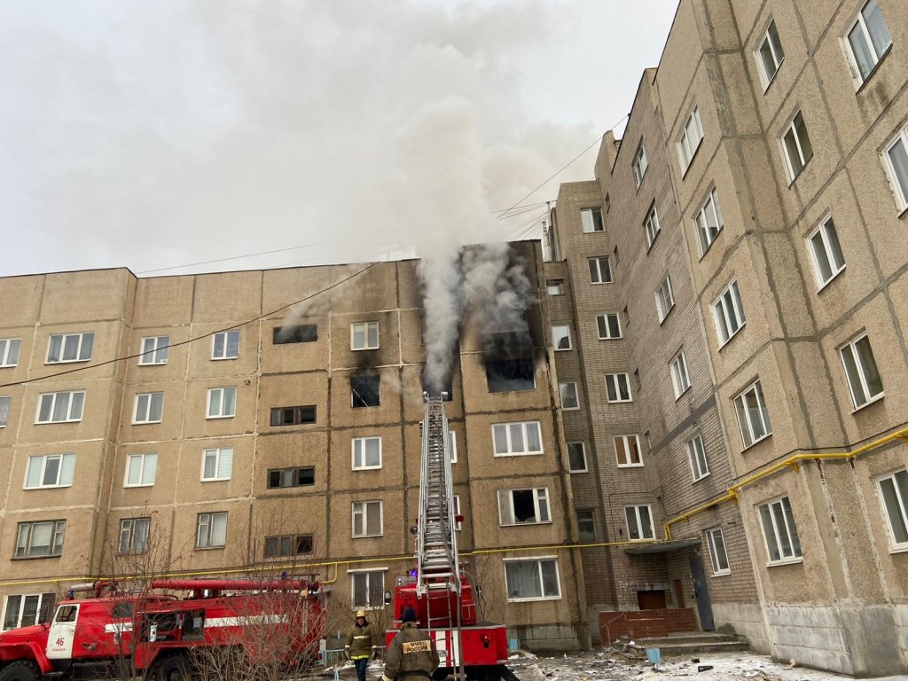 Новый День: Рамы вылетели на 30 метров: в Невьянском округе пожаром уничтожило три квартиры (ФОТО)