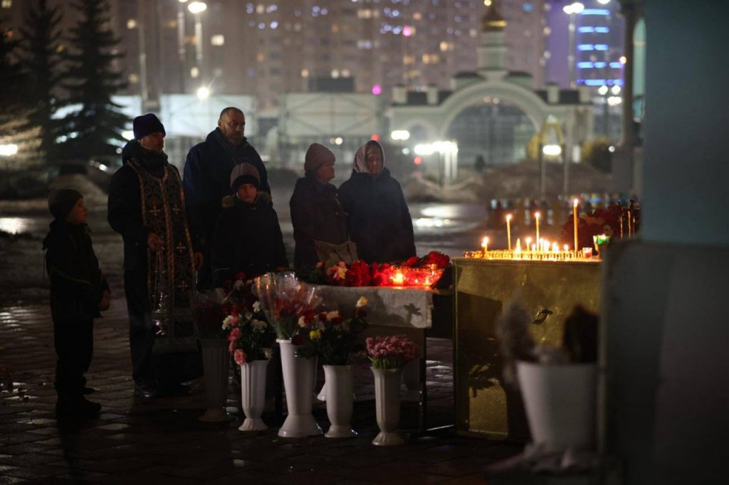 Новый День: Стихийный мемориал памяти жертвам теракта перенесли с площади 1905 года (ФОТО)