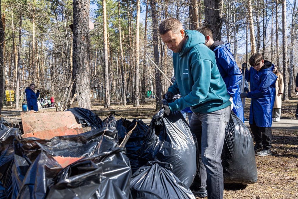 Новый День: Алексей Вихарев с волонтерами провел большой субботник в парке Уралмаш