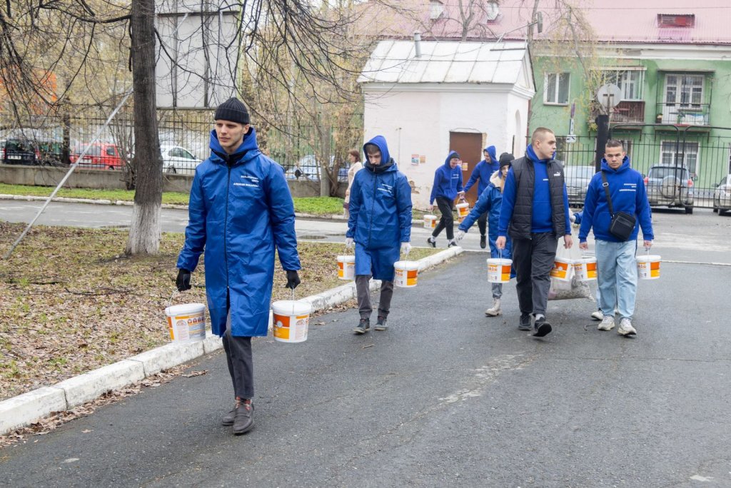 Новый День: Алексей Вихарев и его волонтеры провели субботник в больничном сквере и призвали голосовать за парки Екатеринбурга (ФОТО)