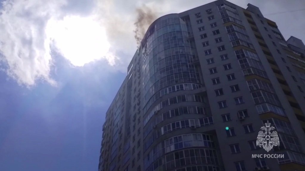 Новый День: В Екатеринбурге горит жилая высотка, пожарные не могут подъехать из-за припаркованных машин