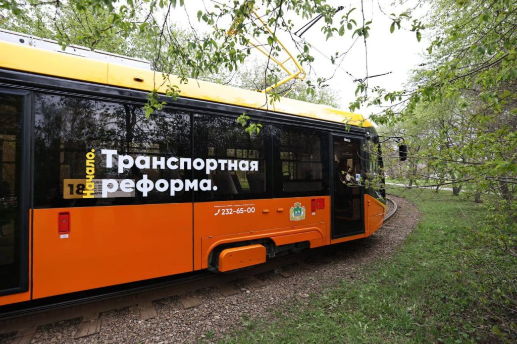 Новый День: Мэр Алексей Орлов и губернатор Евгений Куйвашев прокатились на тройном трамвае (ФОТО)
