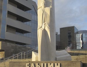 В Екатеринбурге полностью отмыли залитый чернилами памятник Ельцину (ФОТО)