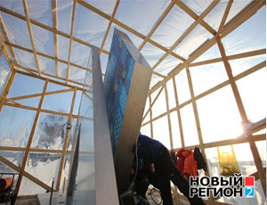Рабочие начали устанавливать «олимпийский будильник» на Плотинке (ФОТО)