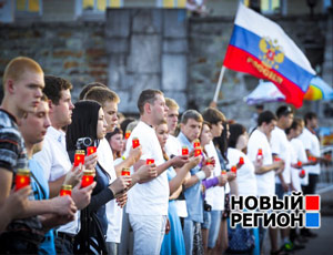 В Екатеринбурге прошла акция «Свеча памяти»: в День памяти и скорби на Плотинке зажгли свечи (ФОТО)