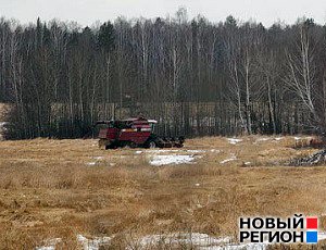 В Свердловской области аграрии продолжают вызволять урожай из-под снега (ФОТО)