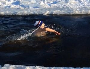 Чемпионат по скоростному плаванью в проруби устроили в Новоуральске (ВИДЕО)