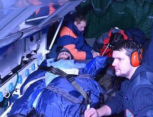 Спасатели на вертолете доставили в Екатеринбург с перевала Дятлова пострадавшего челябинского туриста (ФОТО, добавлено ВИДЕО)