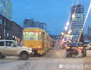 В центре Екатеринбурга встали трамваи – у них кончилось электричество (ФОТО)