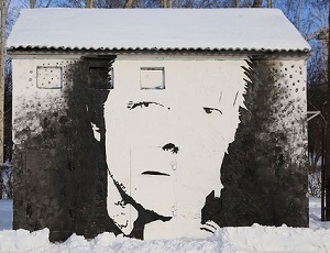 Уличный художник Слава ПТРК рисует на трансформаторной будке Дэвида Боуи (ФОТО)