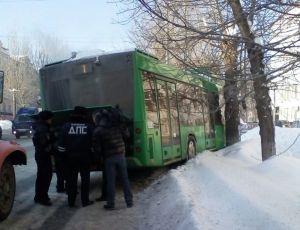 На Сибирском тракте автобус врезался в дерево: есть пострадавшие (ФОТО)