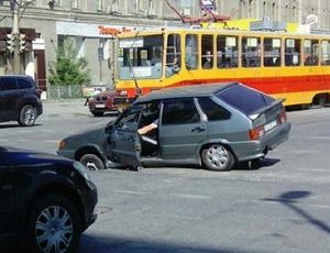 В центре Екатеринбурга легковушка «нырнула» в открытый люк (ФОТО)