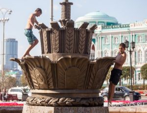 Хитом лета в Екатеринбурге стало купание в фонтанах (ФОТО) / Их закроют 15 сентября