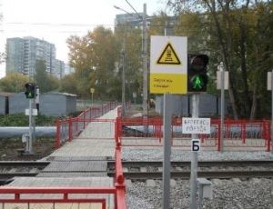 Возле ТЦ «КомсоМолл» наконец открыли железнодорожный переход для пешеходов