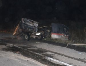В Югре после столкновения с самосвалом сгорел УАЗ (ФОТО) / Водитель внедорожника погиб