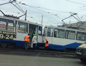 В Магнитогорске трамваи столкнулись лоб в лоб (ФОТО)