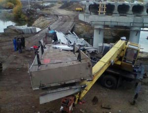 На южноуральской трассе фура без тормозов рухнула с моста на автокран (ФОТО)