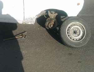 В Челябинске отвалившееся на ходу колесо легковушки «сбило» ребенка