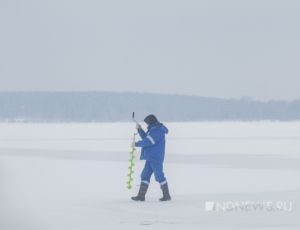 Бессмертные рыбаки вышли на лед в Екатеринбурге (ФОТО)
