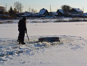 «Покатушки» на автомобиле по льду закончились провалом: один человек погиб (ФОТО)