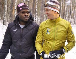 «Это потому что я черный?» – в Екатеринбурге чернокожих заставляют есть бананы, окунаться в прорубь и кататься на лыжах (ФОТО, ВИДЕО)