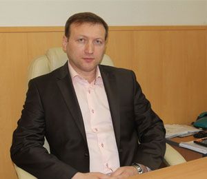 Круговая порука. Чиновник, находящийся под следствием по делу о взятке, вышел на работу, где предположительно и занимался коррупцией