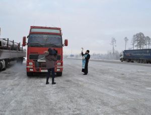 Поборники веры освятили авариные участки дорог в Югре (ФОТО)