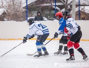 «Никаких замков не будет» – на Эльмаше открыли дворовый хоккейный корт (ФОТО)