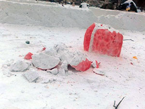 В Чебаркуле вандалы дважды разгромили снежный городок (ФОТО)
