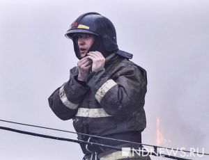 Из горящего дома на Нагорной эвакуировано 16 человек, есть риск распространения огня