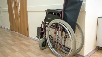 Силовики изучают обстоятельства ЧП: в Салехарде женщина толкнула инвалидную коляску с дочерью под автобус
