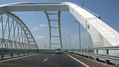 Перед Крымским мостом снова растут пробки