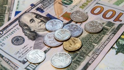 Банк России понизил почти на 3 рубля официальные курсы доллара и евро