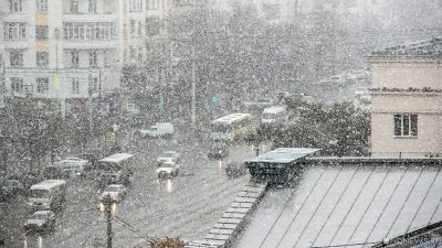 К Москве приближается снежная буря: дороги могут превратиться в каток