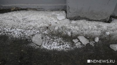 В центре Екатеринбурга на парня упала глыба льда