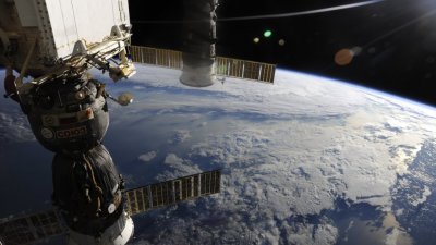 Космический мусор помешал астронавтам выйти в открытый космос