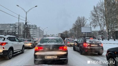 Екатеринбург утром встал в 9-балльные пробки