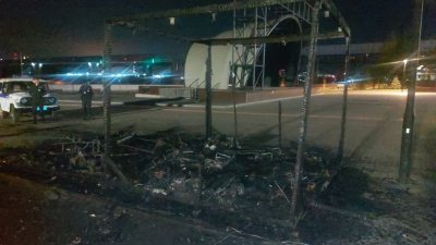 В Новосибирске сгорел пункт проката самокатов