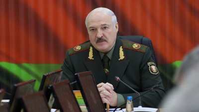 Лукашенко заявил, что Запад кладет голову Европы на ядерную гильотину