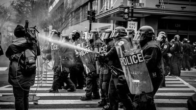 Французские спецподразделения направлены на подавление беспорядков в пригород Парижа