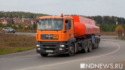 В Новосибирской области из перевернувшегося бензовоза вылилось 25 тонн дизеля
