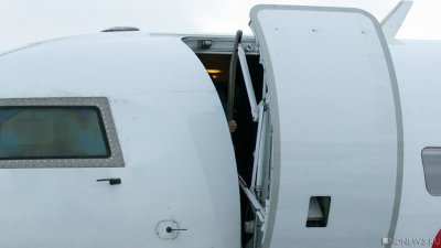 У самолета с 194 людьми на борту в полете открылась дверь